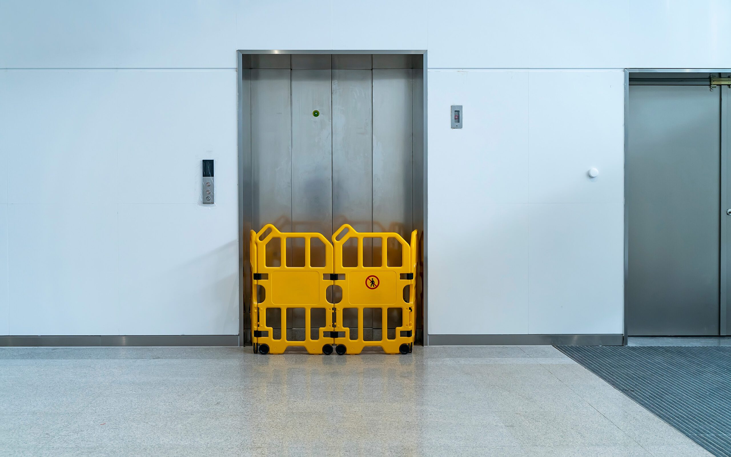 Imagem da porta de um elevador